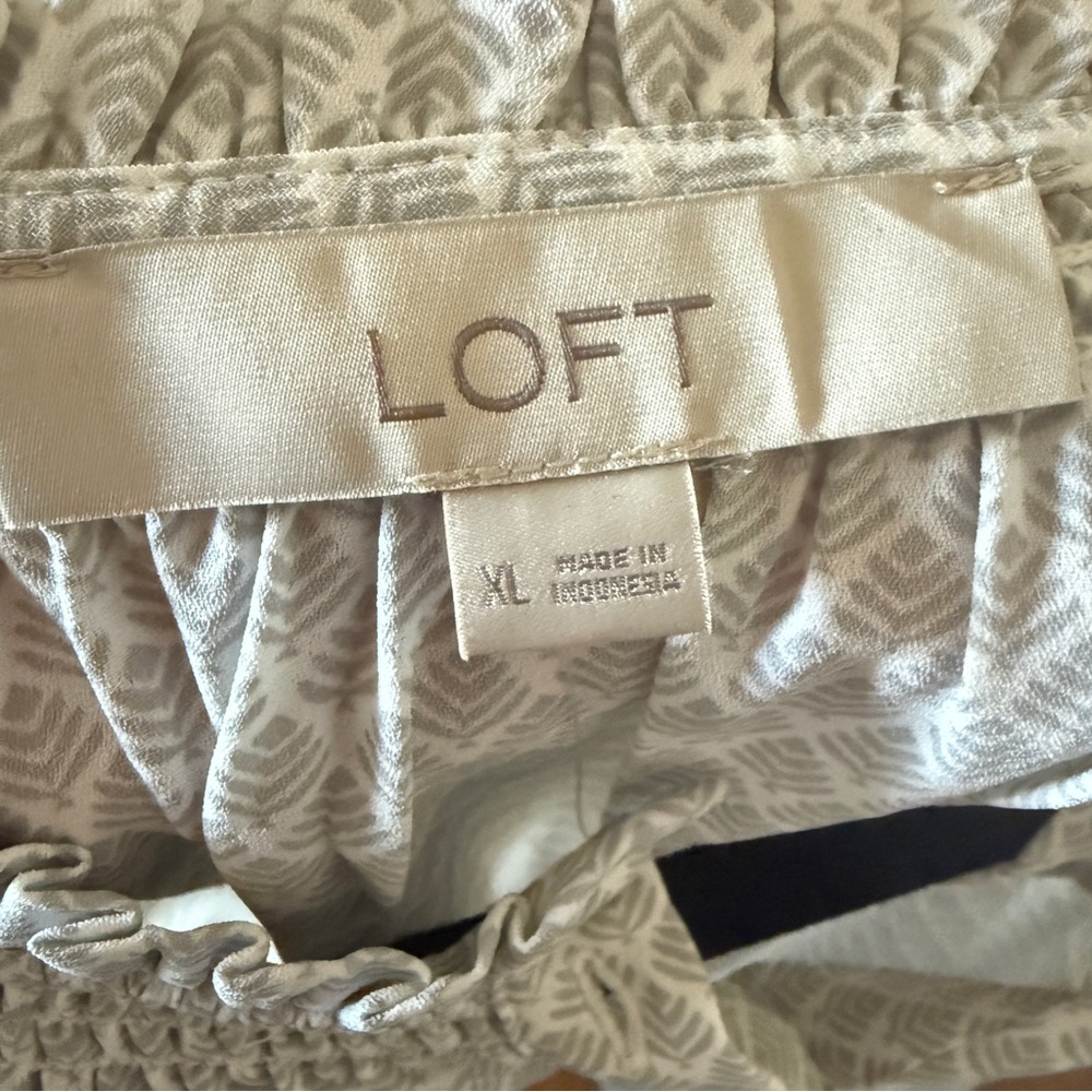 LOFT Light Gray Patterned Blouse NWT - image 4